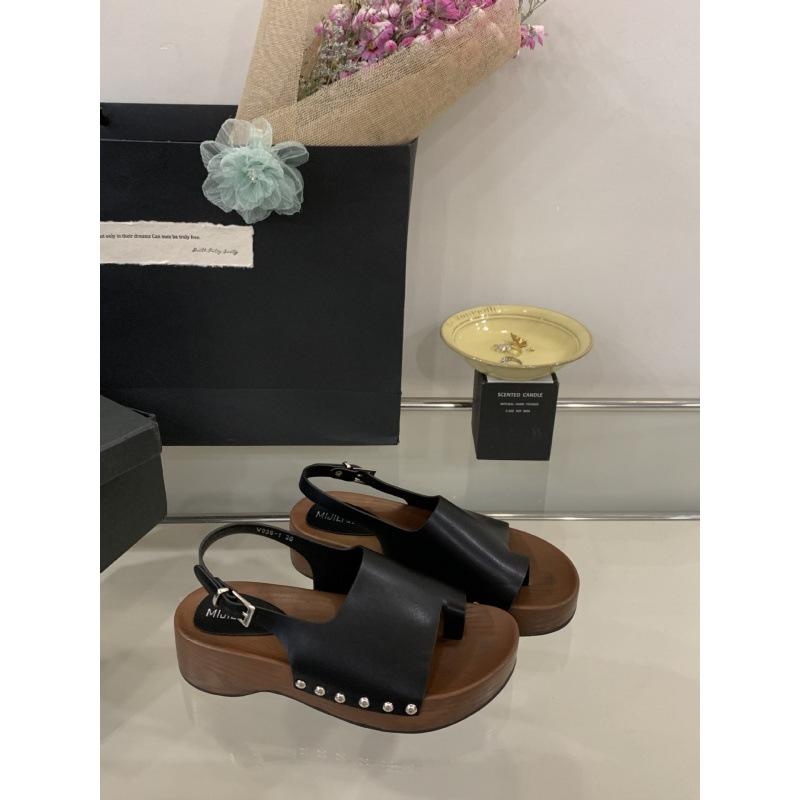 2025 new simple Korean version of the style platform sandals Roman summer wear beach word with slippers women