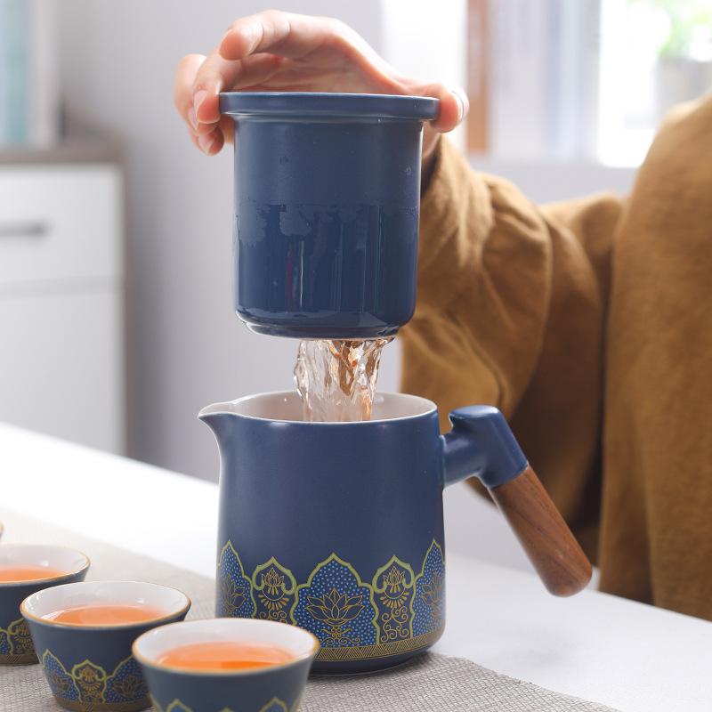 Cestovní čajová souprava jako firemní dárek, jedna konvička a čtyři šálky pro otce, bankovní klienty a jako luxusní suvenýr na firemní výroční schůzi