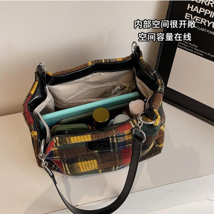2025 New Bag Niche Design Sense High Value Messenger Bag Large Capacity Retro College Student Tote Bag