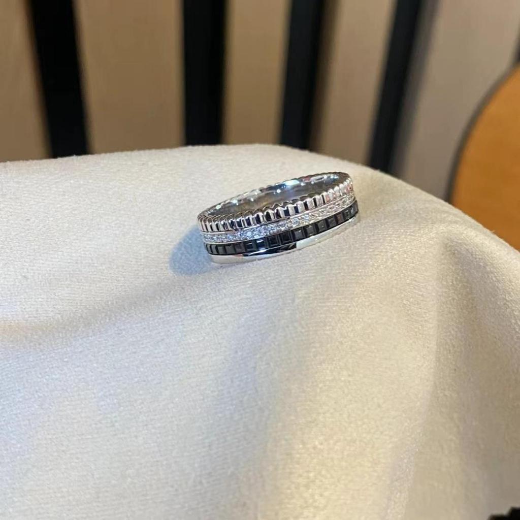 Pierścionek z zębatką w kształcie kostki lodu z diamentami inspirowany szczęściem V Gold dla par - uniseks i stylowy