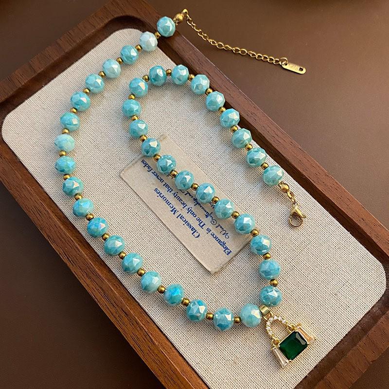 Handgefertigte Perlen-Titanstahl-Schlüsselbein-Kette mit Erdbeerquarz-Anhänger - Leichter Luxus-Stil, Anlaufgeschützt.
