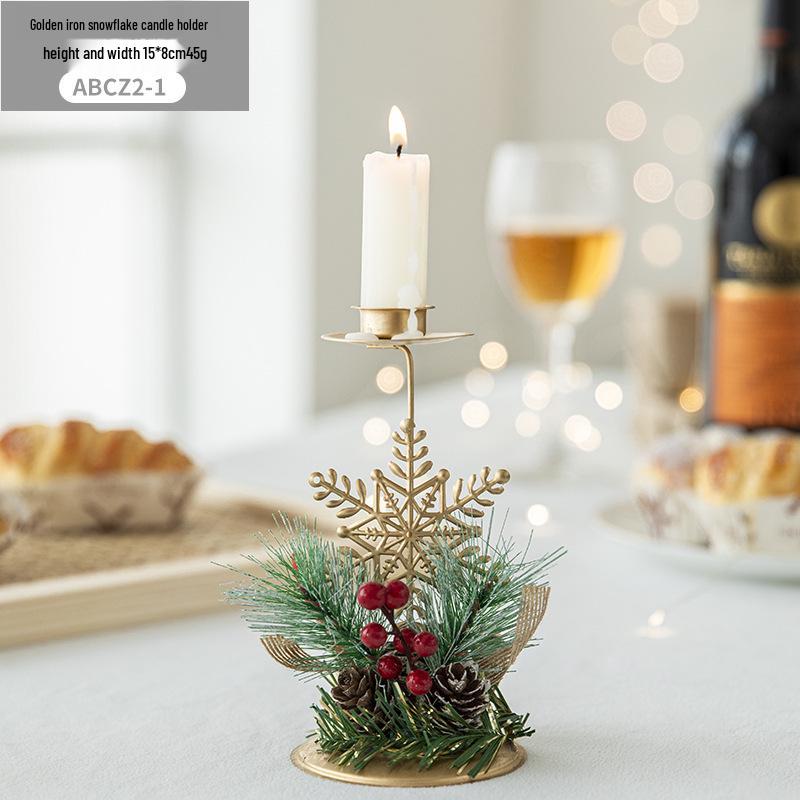 

Золотой железный подсвечник в виде рождественской елки с украшениями в виде сосновых шишек