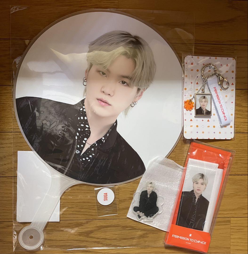 

[Б/У] Набор из 4 предметов: Брелок SUGA BTS PTD, веер, мини-флаг и акриловая подставка