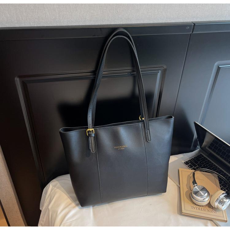 Retro casual tote bag women 2025 new commuter shoulder bag simple large capacity armpit bag