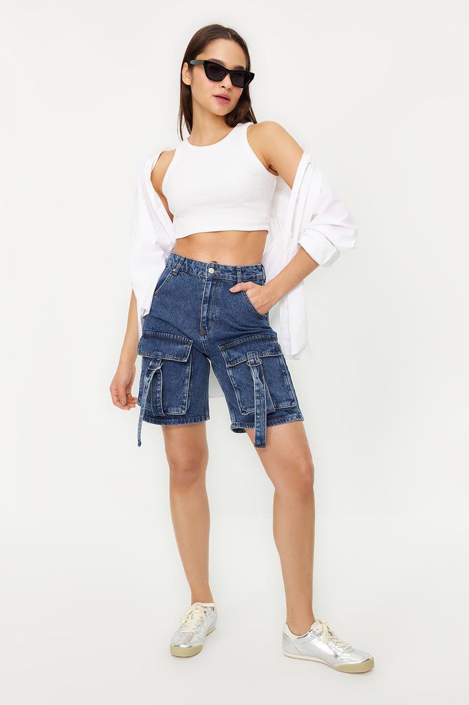 Modische hellblaue, zerrissene Jeansshorts und Bermudas mit hoher Taille für Damen