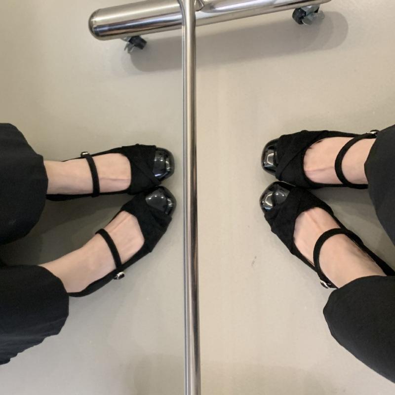 

Корейская версия туфель Мэри Джейн с пряжкой, состоящей из одного слова, универсальна и не утомляет, а внутренняя стелька увеличивает высоту 39 бордовый