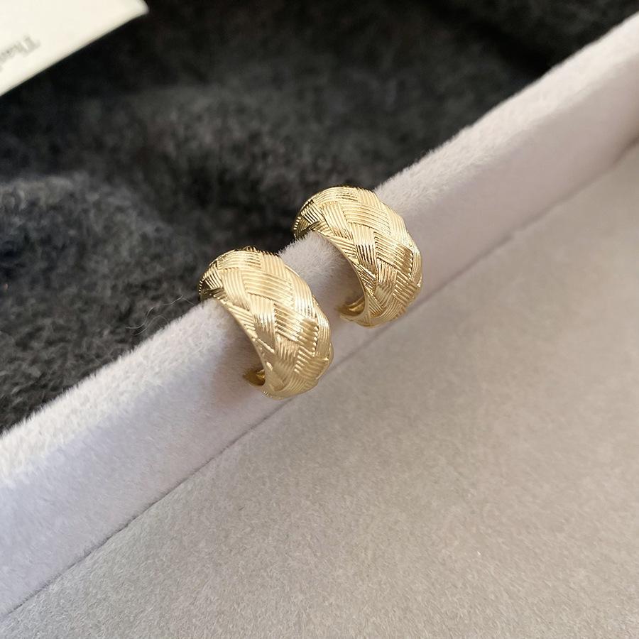 

Silver needle cross-grain C-shaped earrings European and American personality simple fashion temperament earrings light luxury high-end earrings women