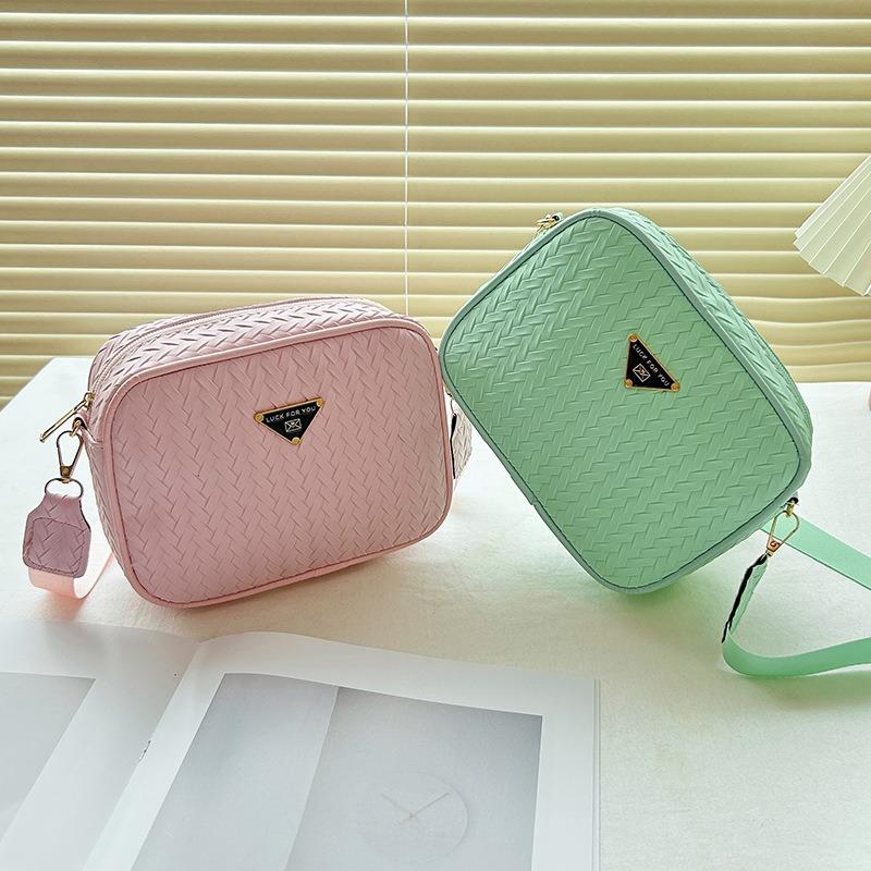Fresh and sweet women's oblique span bag, new straw mat pattern personalized niche cosmetic bag, mobile phone bag