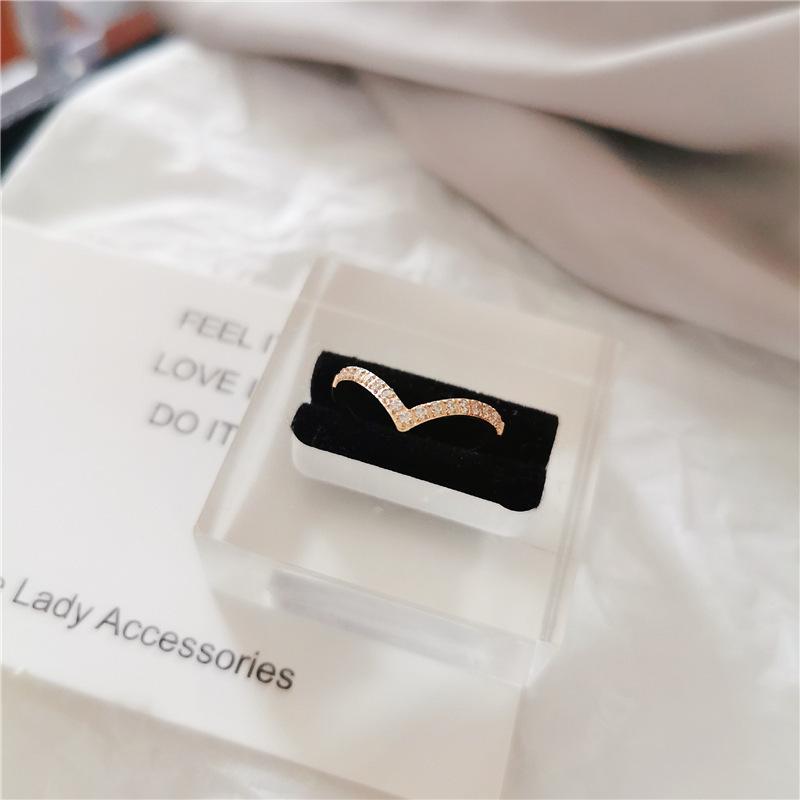 Korean-Japanese Style V-shaped Rose Gold Ring with Micro-inlaid Diamonds and Geometric Zirconium Titanium Steel Design.