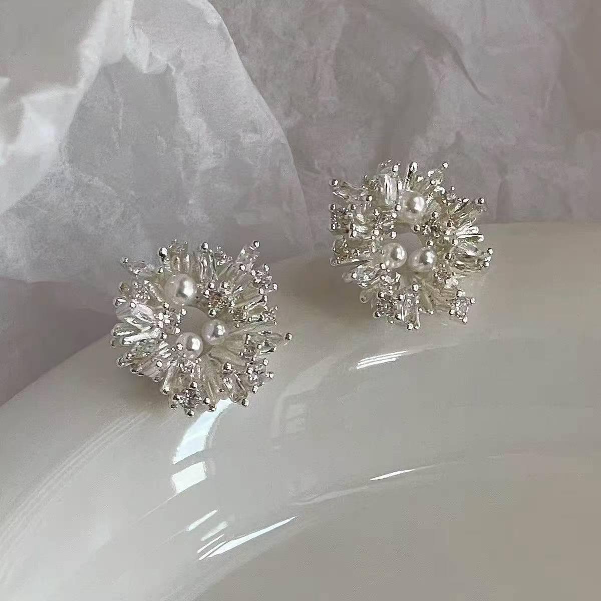 Zirconia Pearl Stud Earrings: Retro, High-Class Design with Simple Elegance