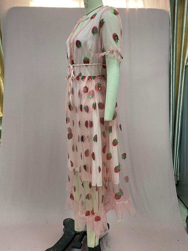 2025 Francouzské šaty s dlouhou plisovanou sukní z flitrů a síťoviny s jahodovým potiskem