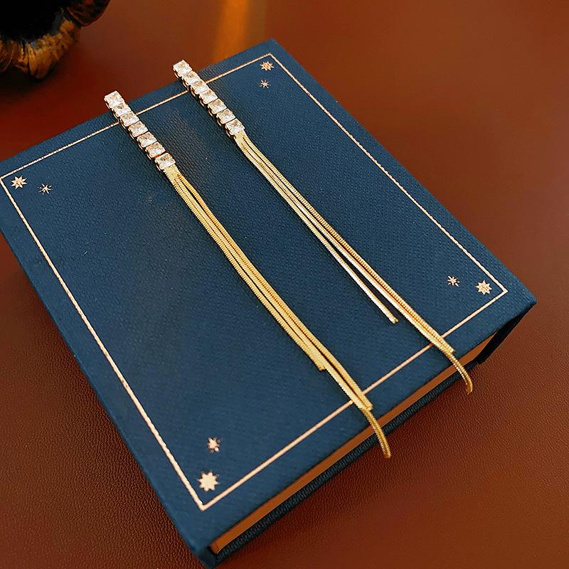 Gold-Plated Silver Zircon Tassel Earrings: Fashionable, Versatile, Luxury Commuter Earrings for Women.
