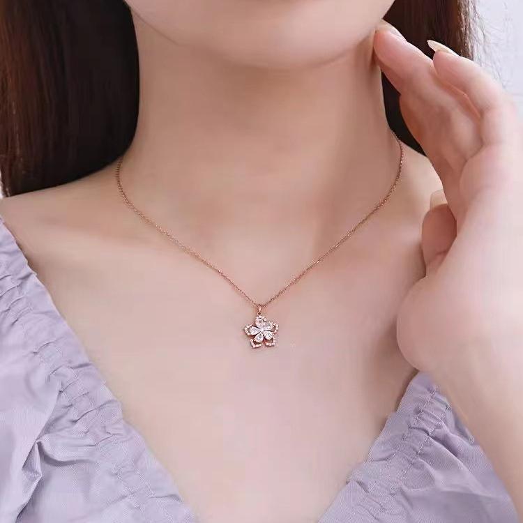 Collier de transport Little Peach Blossom pour femme avec chaîne de clavicule en or rose de luxe de niche haut de gamme