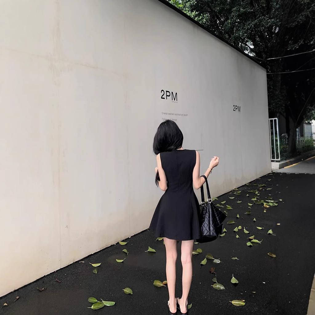 Sweet short skirt women's summer new waist and thin design sense solid color sleeveless vest temperament dress