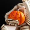 Sitzende Haltung menschliches Skelett Umarmt Kürbis Harzskulptur kleines Modell Halloween Dekoration Requisiten Personalisierte Wohnkultur