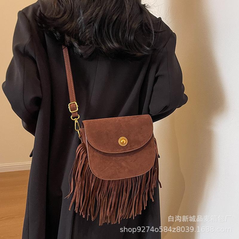 Fashion retro small bag women's 2025 new trendy niche design fringed bag foreign style messenger suede saddle bag