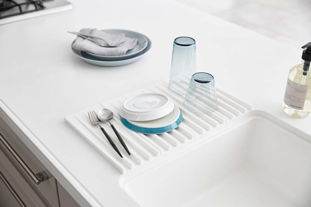 Yamazaki Tower Silicone Folding Draining Tray, White, Approx. W40.5 x D25 x H1.3cm, 3-Way Draining Mat, Drains Water Directly into the Sink, Trivet,