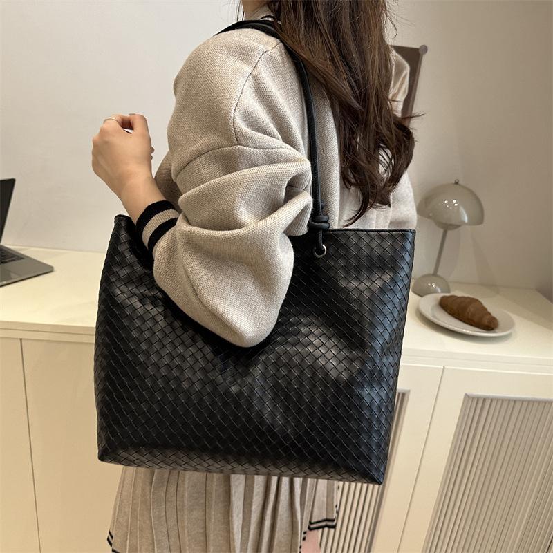 Niche large-capacity hand-woven bag 2025 new high-end portable tote bag commuter casual shoulder bag