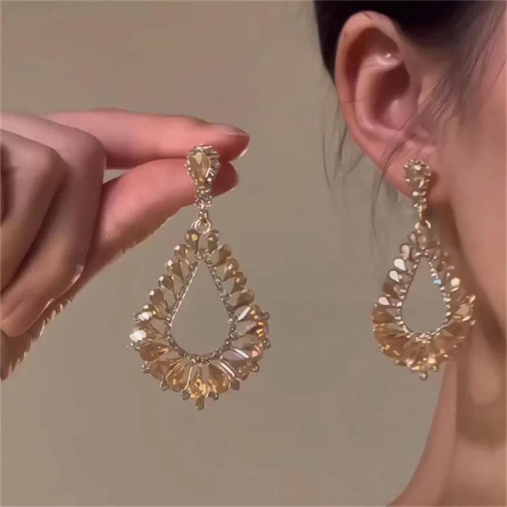 Elegant Retro Rhinestone Flower Stud Earrings: Geometric Style, Luxurious Fashion Accessories