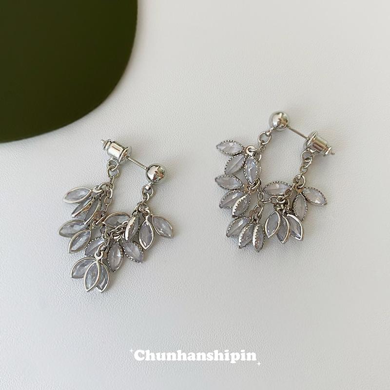 Silver zircon fringed earclips, holeless high-end mosquito coil disc earrings, temperament studs, niche unique earrings.