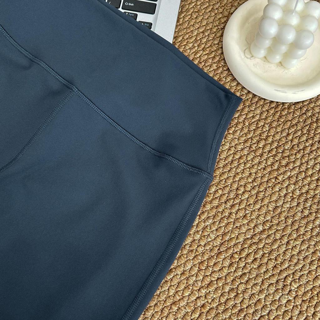 Spodnie ALO Yoga: Uczucie drugiej skóry, Wysoki stan, Podnoszące pośladki, Lekko rozszerzane, Krótkie, Modelujące sylwetkę, Elastyczne, Spodnie dopasowane do sportu i fitnessu.