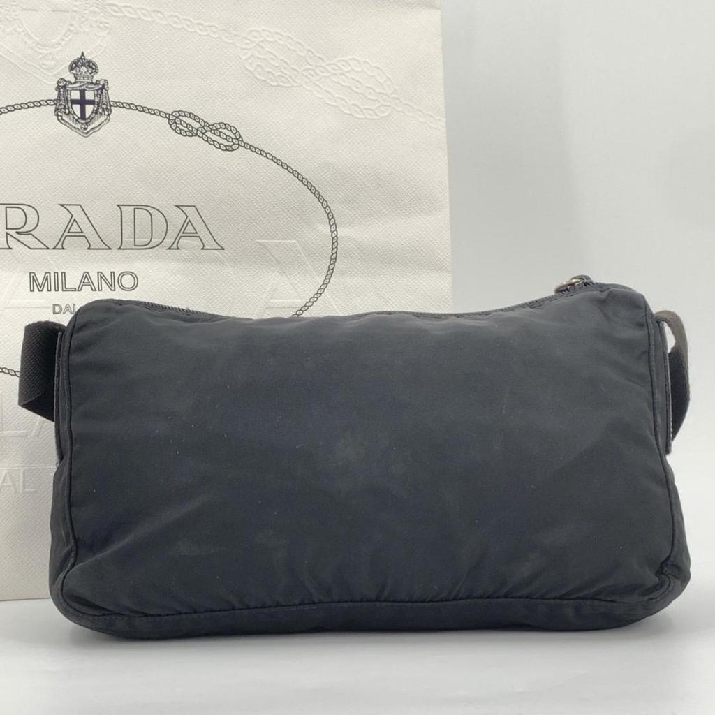 Prada Pocono Schultertasche Kameratasche Crossbody Tessuto Nylon Leder Schwarzer Schultergurt Crossbody Dreieckiges Logo-Schild Weißes Etikett