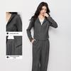 Completo casual da donna con felpa con cappuccio e pantaloni a gamba larga