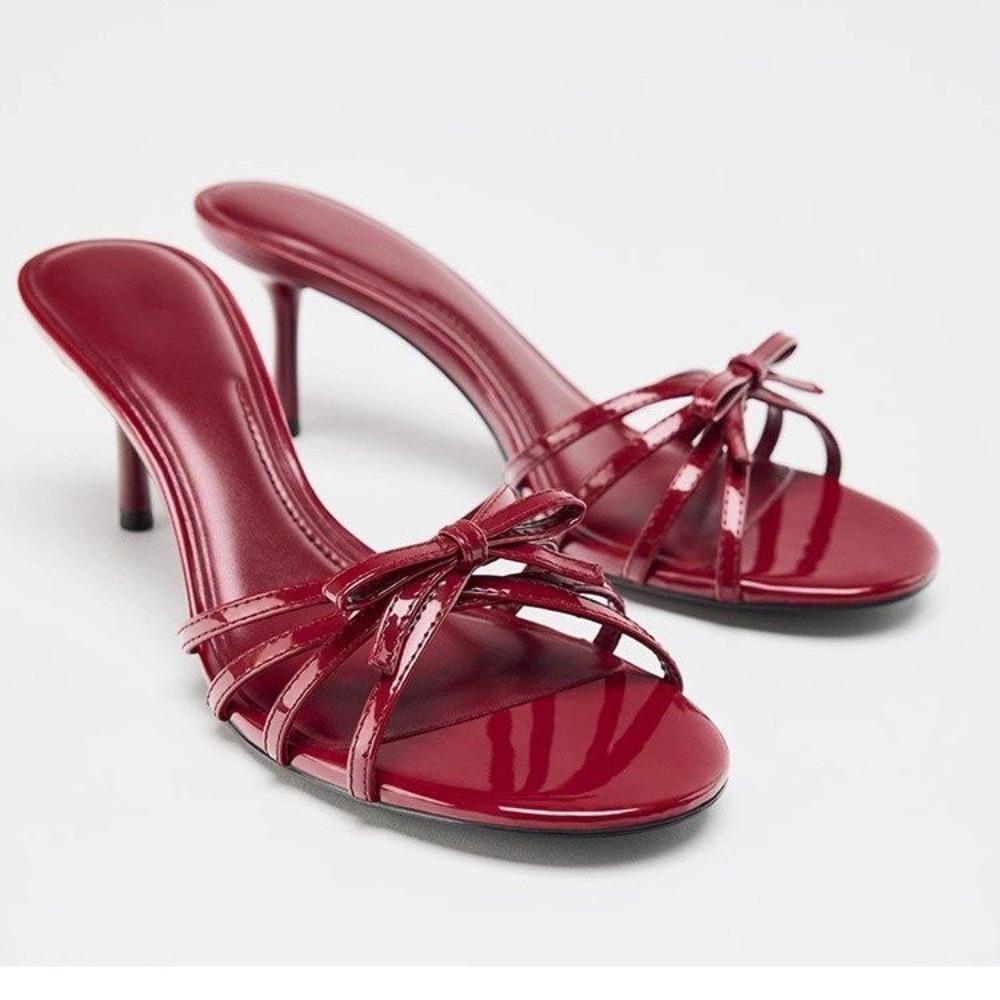 2026Weinrot High Heels Sandalen für Damen Quadratische Zehenpartie Schleifen-Dekor Sommer Outdoor Hausschuhe Dünne Ferse Party Hochzeits Schuhe