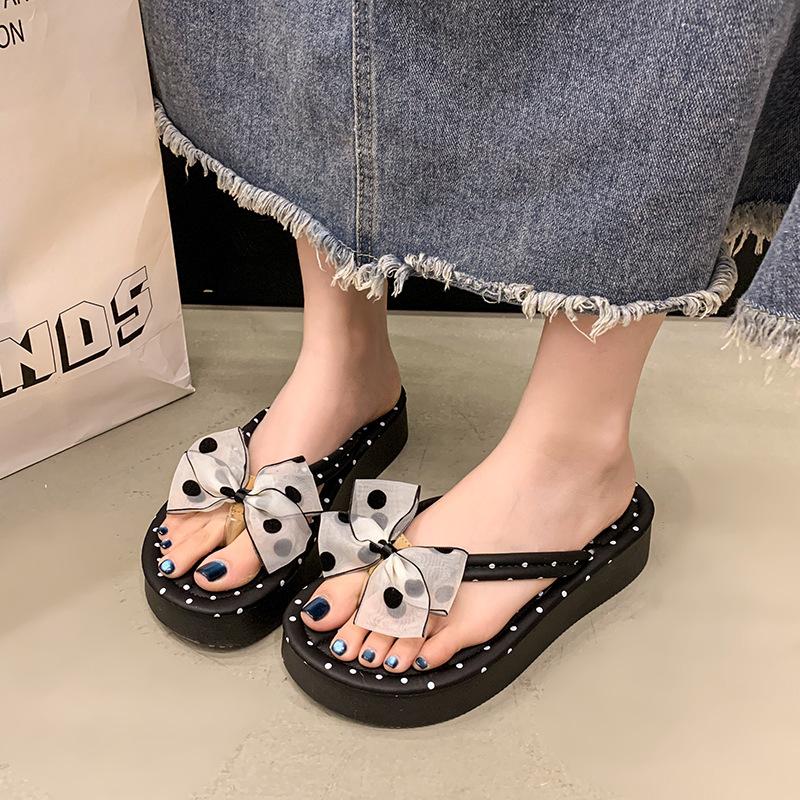 Lato 2025 nowe klapki w kokardę i kropki damskie letnie domowe antypoślizgowe codzienne oddychające do wewnątrz sandały na grubej podeszwie