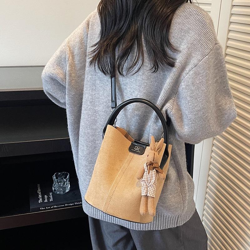 Premium Retro Small Bag Women's New Versatile Messenger Bag Fashionable Portable Bucket Bag