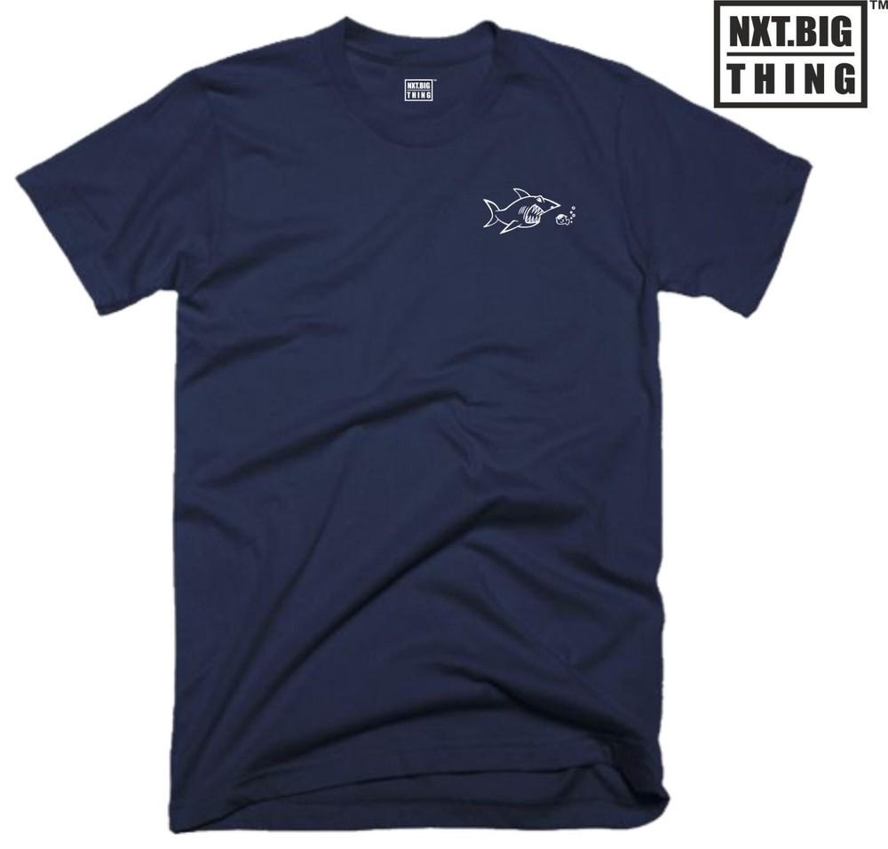 Maglietta Shark Vs Fish Taglia Piccola Abbigliamento Casual Scontro Festività Regalo di Compleanno Divertente Top