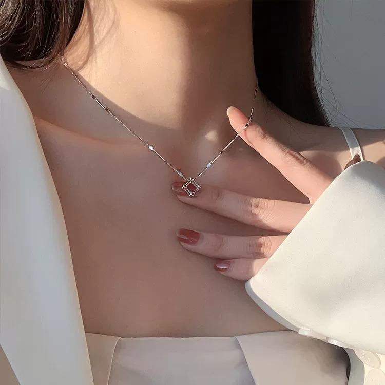 Geometric Cube Necklace - Women's Light Luxury Fashionable Collarbone Chain, Gentle Temperament, Trendy Niche Ins Style.