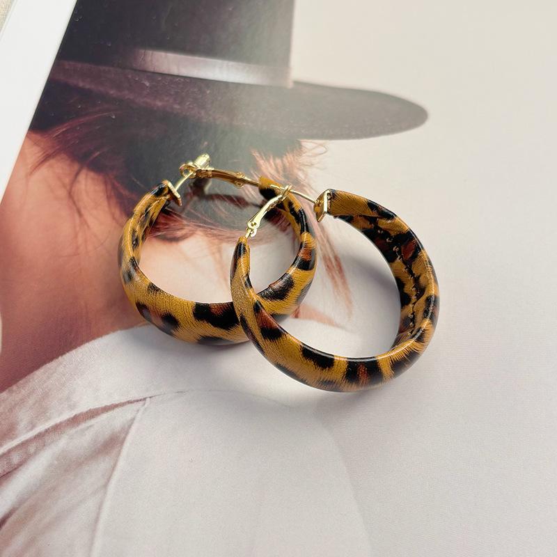 Fashion temperament Autumn and winter new PU leopard print earrings, high-end sense, fashionable personality C-shaped large earrings, ear jewelry