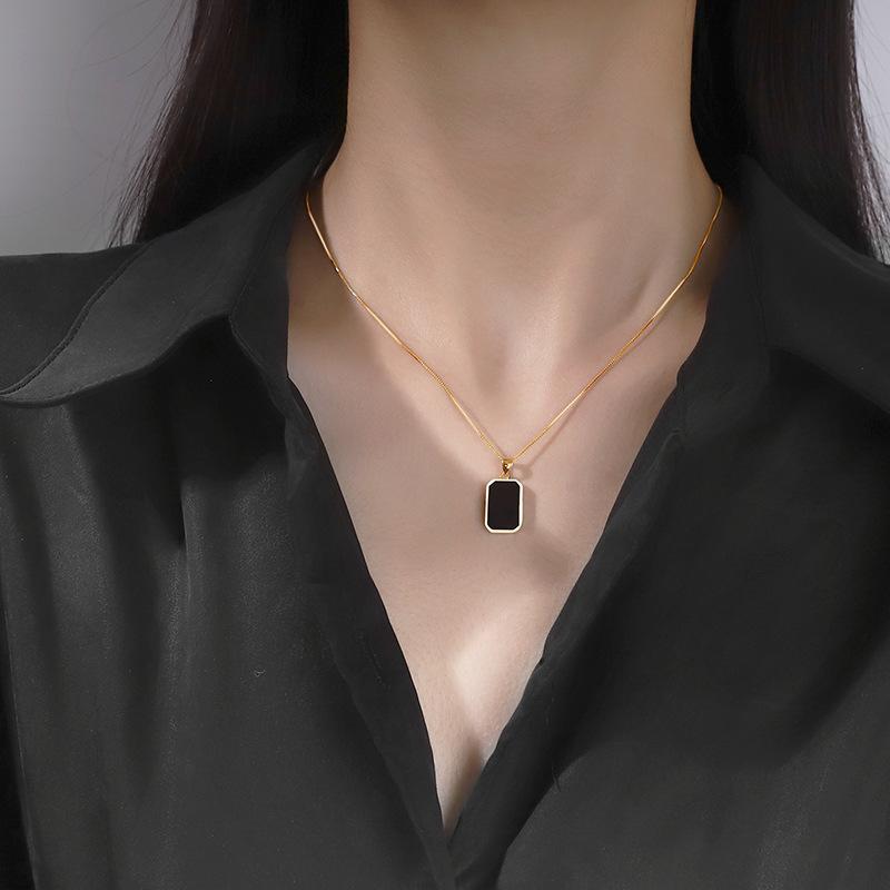 Pull, collier carré léger et luxueux, design de niche pour femme, décoration à suspendre, chaîne de clavicule simple pour femme