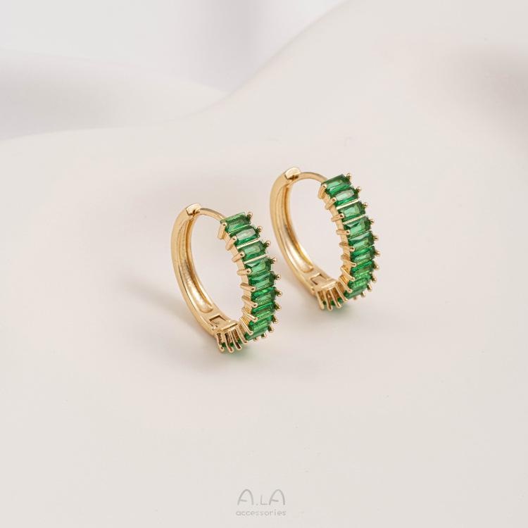 

Серьги из золота 14 карат с зелеными, красными и разноцветными цирконами и серьги-каффы в форме сердца - простые, роскошные и изысканные.