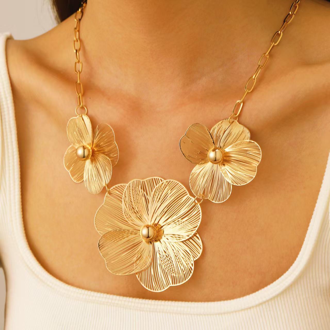 

Вишукане Золоте Кольє з Квіткою та Сяючі Квіткові Сережки-Пусети - Розкішна Колекція Високого Класу