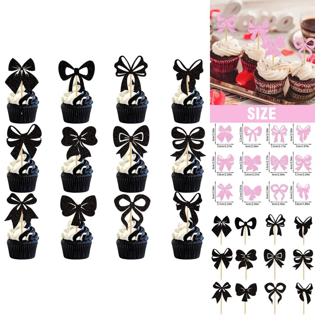 Ozdoba na narozeninový dort se zlatými třpytivými papírovými mašlemi a vlaječkami pro slavnostní oslavu