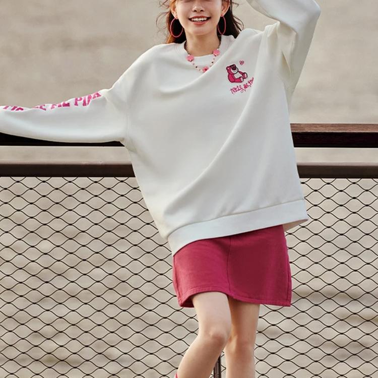 Li Ning Disney Collaboration Strawberry Bear Series Cartoon Print Fleece Antibacterial Loose Pullover Sweatshirt Unisex Sweatshirt Off-White AWDTE49-2