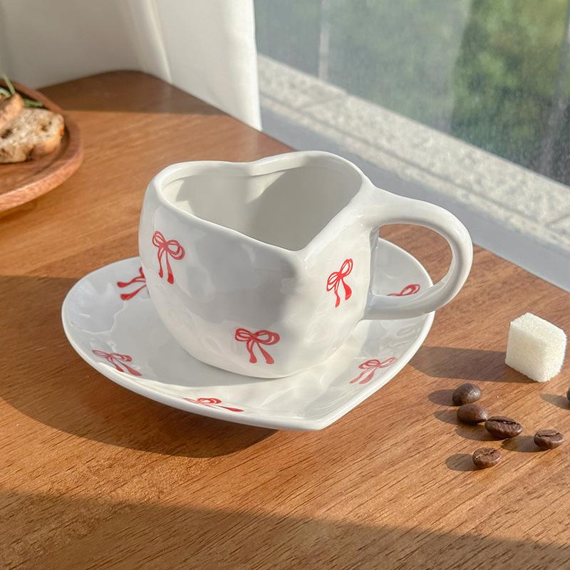 

Korean style retro love ceramic cups and saucers, hand-squeezed irregular heart-shaped coffee cups and saucers, afternoon tea cups and saucers Coffee cup saucer