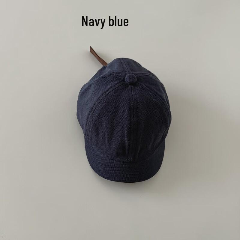 Jednokolorowa czapka bejsbolówka dla dziecka na zewnątrz
