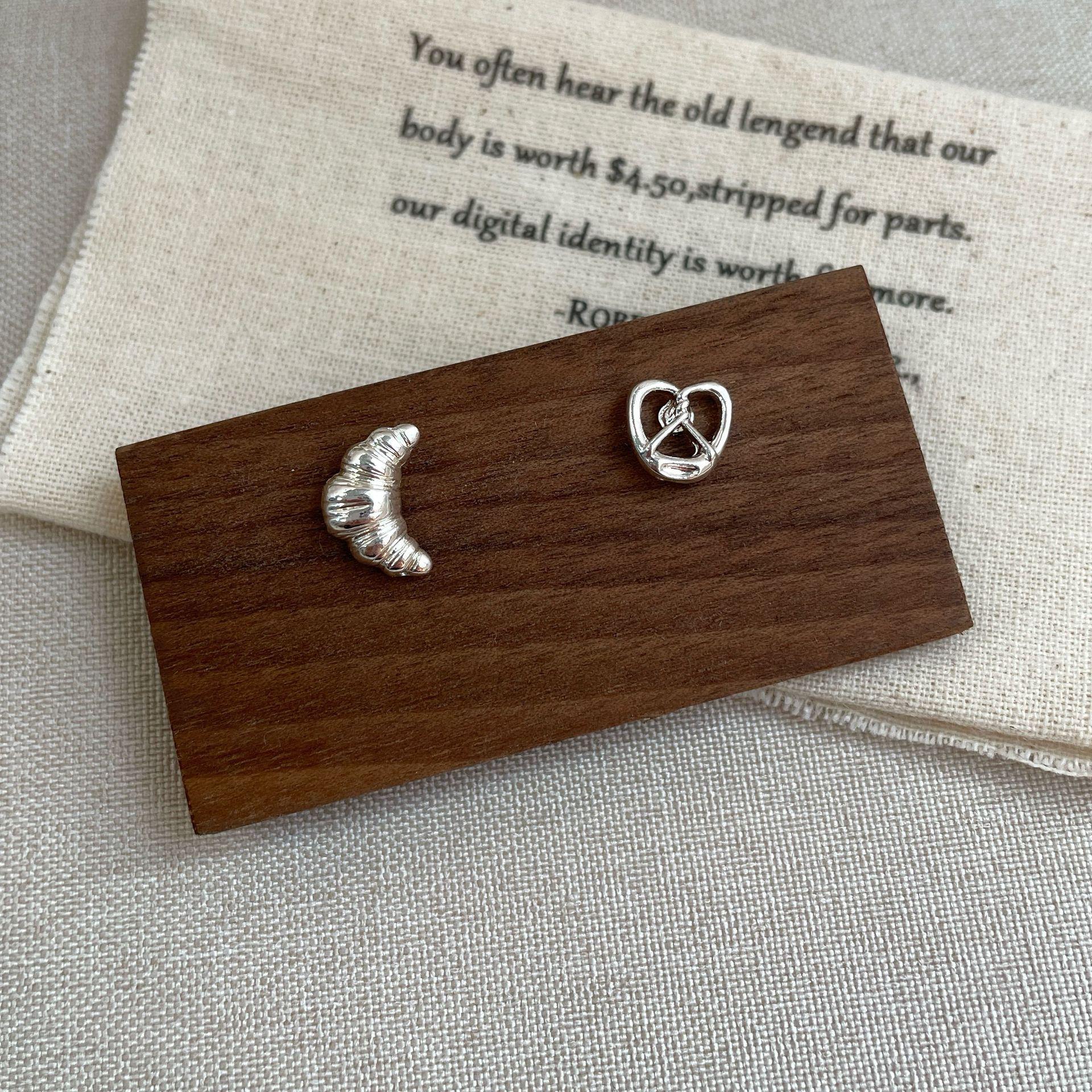 

Асимметричные серьги-круассаны Alkaline Water: Серебряная игла, простой повседневный дизайн, маленькие серьги в форме хлеба для женщин.