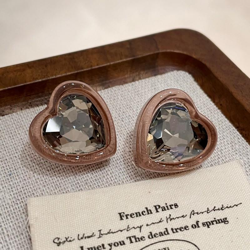 Hong Kong Retro Geometric Heart Resin Earrings with Shiny Inlaid Diamonds