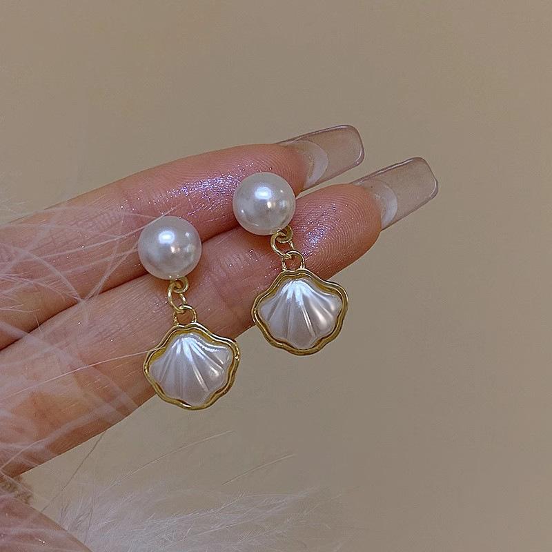 Elegant Pearl Stud Earrings: Simple, High-End Design for Autumn/Winter 2024