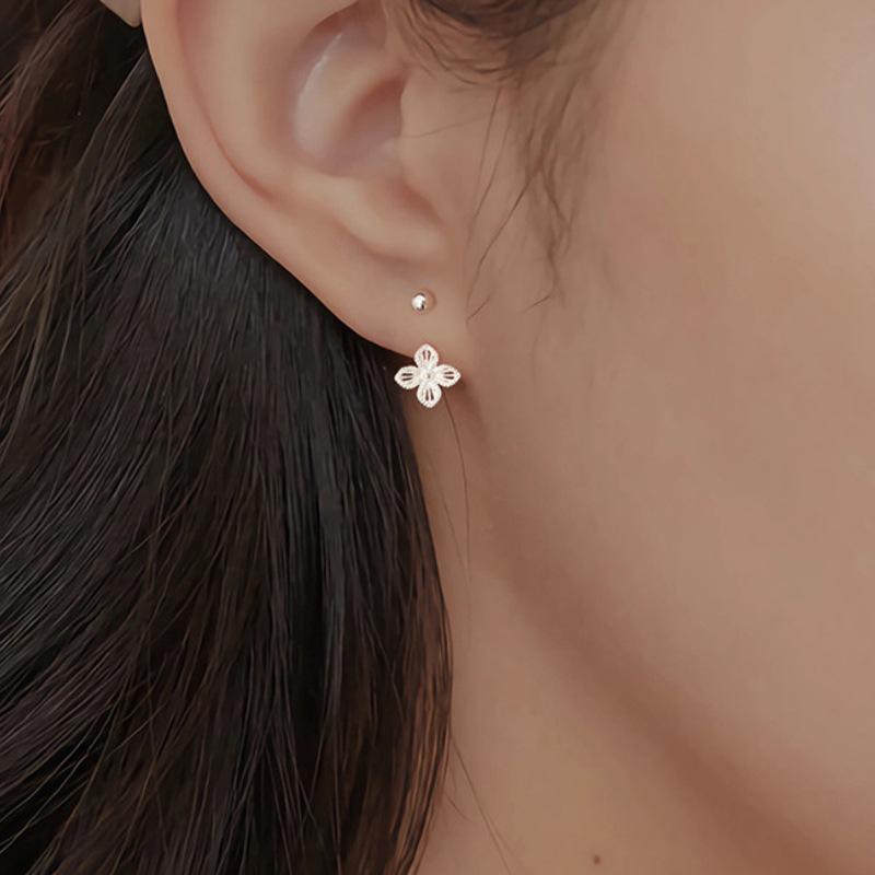 Hladké stříbrné duté náušnice s květinami jsou jednoduché, malé, svěží a všestranné klipsy do uší, s niche temperamentem, špičkové módní náušnice.