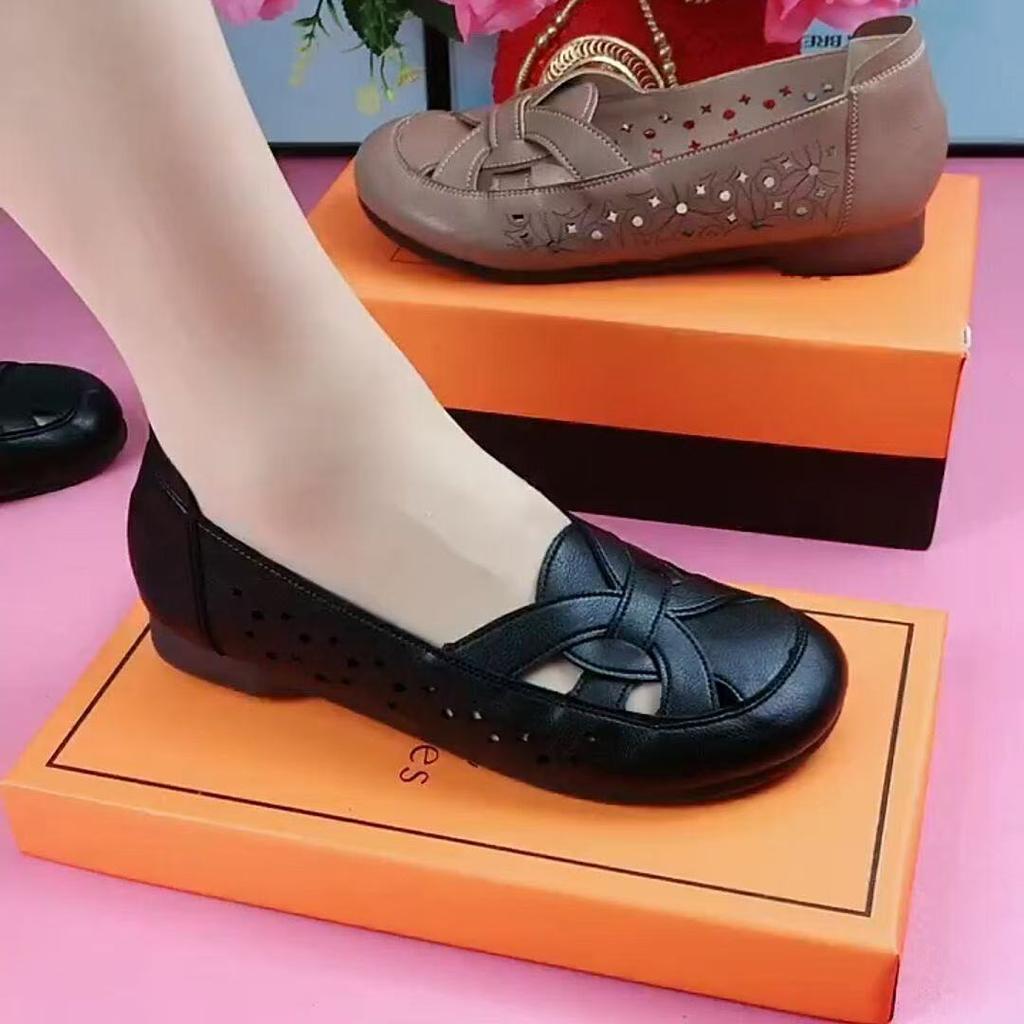 Mom Shoes Single Shoes Soft Surface Flat Bottom Comfortable Beef Tendon Sole Middle-aged and Elderly Summer Hollow Women's Shoes 2025 New Hole Shoes