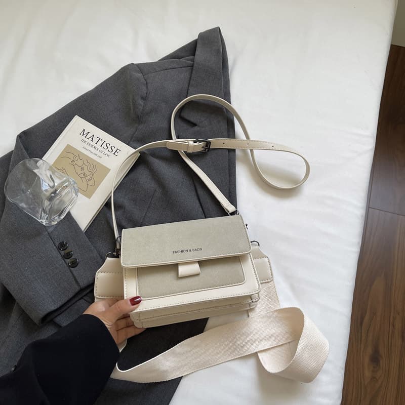 

Новая корейская версия маленькая квадратная сумка универсальная на плечо мессенджер 20*7*15cm грязно-белый