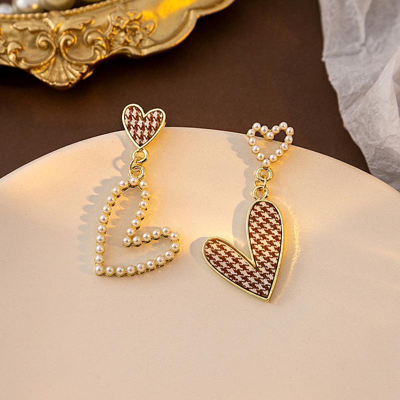 Autumn And Winter Retro Maillard Atmosphere Leopard Print Love Earrings, High-End Thousand Bird Grid Butterfly Asymmetric Earrings