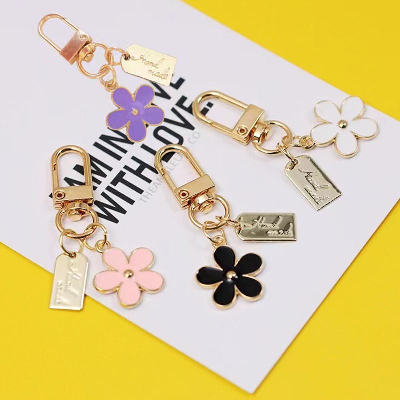 1Pcs Korean Hot-Selling Ins Metal Style Daisy Keychain Niche Usb Headphone Pendant Bag Protective Cover Pendant