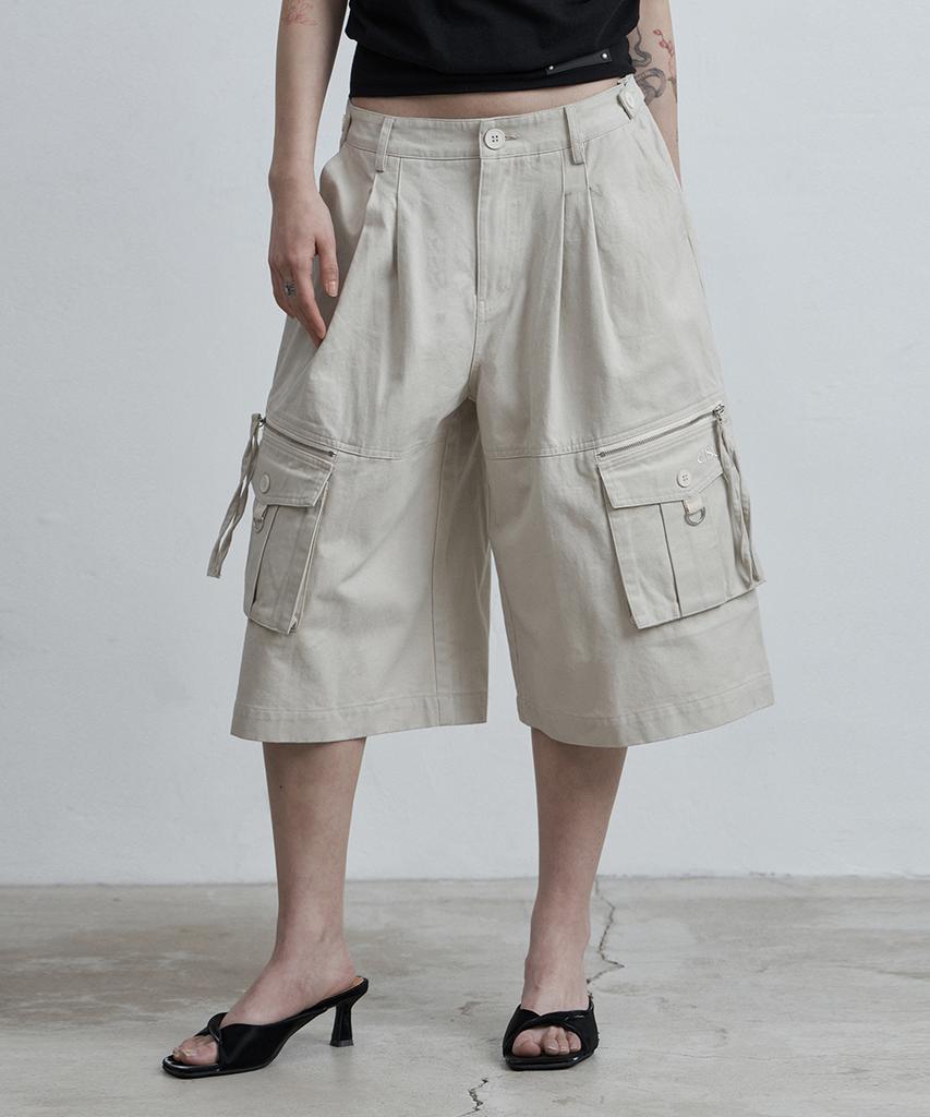 Aejeuyua Pintuck Stitch Bermuda Pants Beige
