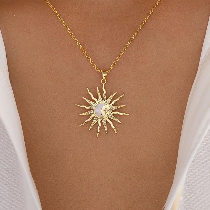 Alloy Star and Moon Rhinestone Pendant Necklace - Fashionable European and American Style золотой